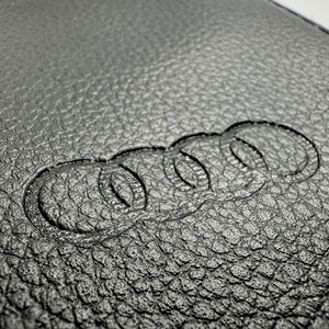 Logo Audi sur un porte carte grise 