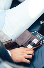 Charger l'image dans la galerie, emplacement pour cartes , billets et airtag sur le porte cartes GeoGuard