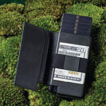 Charger l'image dans la galerie, Porte cartes airtag "LocaCard" en cuir noir avec 10 emplacements pour cartes et un élastique pour billets et reçus