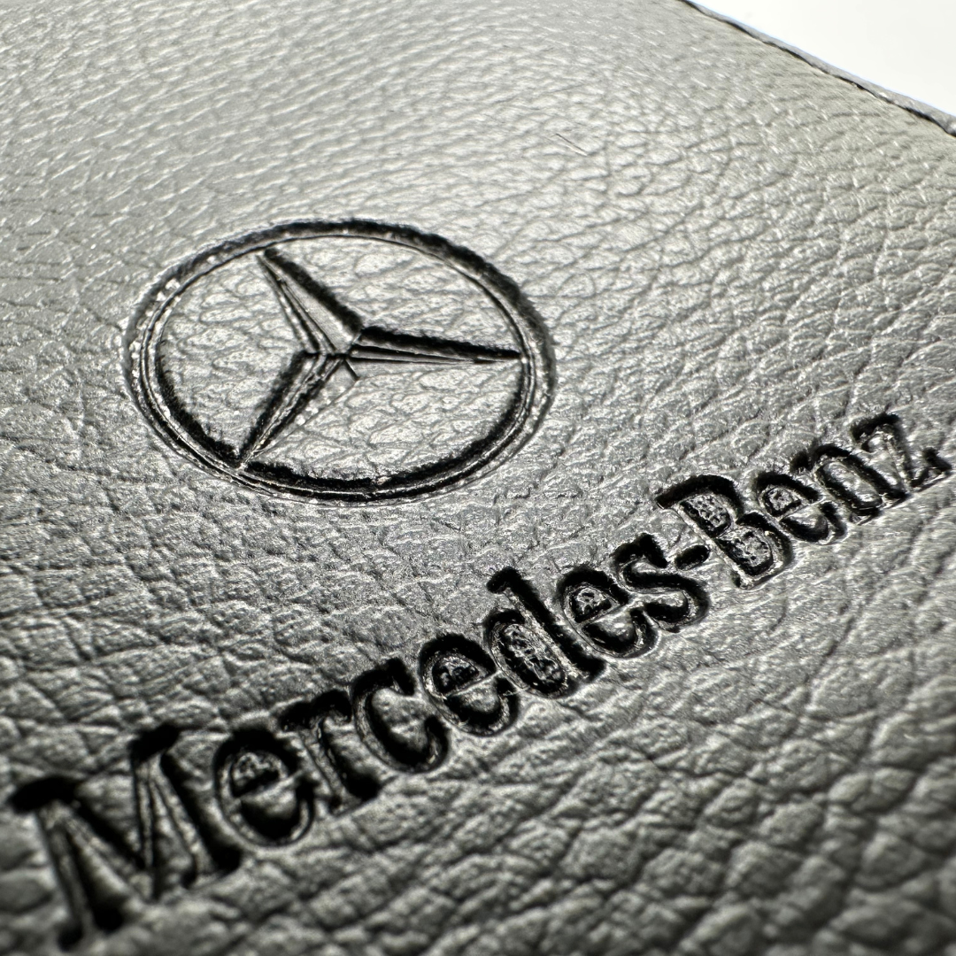 Logo Mercedes-Benz sur un étui pour carte grise