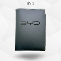 Porte carte grise BYD – étui simili cuir gravure laser Atelier Guillot