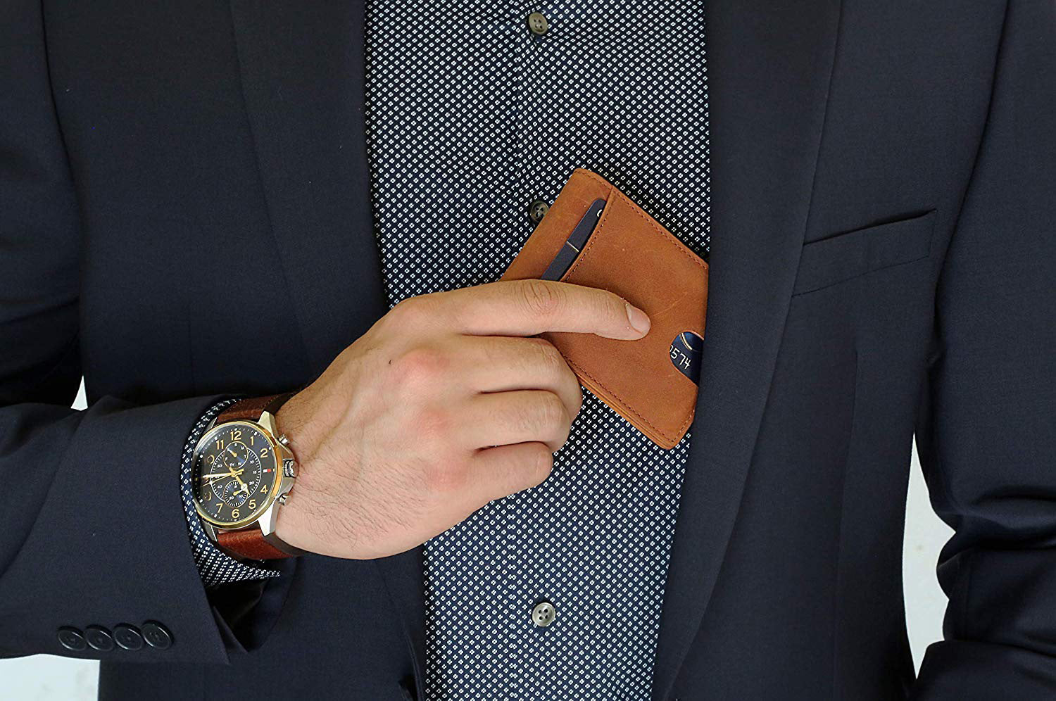Porte cartes pour homme qui s'accorde avec une tenue chic