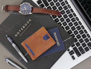 Porte carte luxe minimaliste en cuir de couleur marron