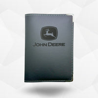 Porte carte grise John Deere – étui simili cuir gravure laser Atelier Guillot