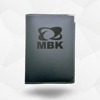 Porte carte grise MBK – étui simili cuir gravure laser Atelier Guillot