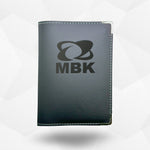 Porte carte grise MBK – étui simili cuir gravure laser Atelier Guillot