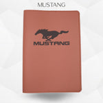 Porte-document voiture Mustang – simili cuir gravure laser Atelier Guillot