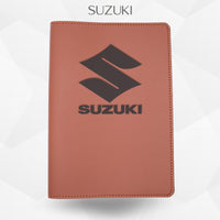 Porte-document voiture Suzuki – simili cuir gravure laser Atelier Guillot