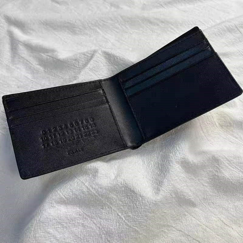 porte cartes en cuir de vachette avec numéro d'authenticité a l'intérieur du porte cartes