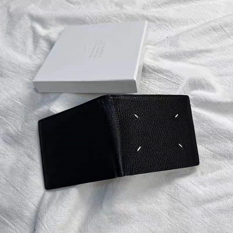 emballage minimaliste pour un porte cartes de luxe en cuir de vachette 