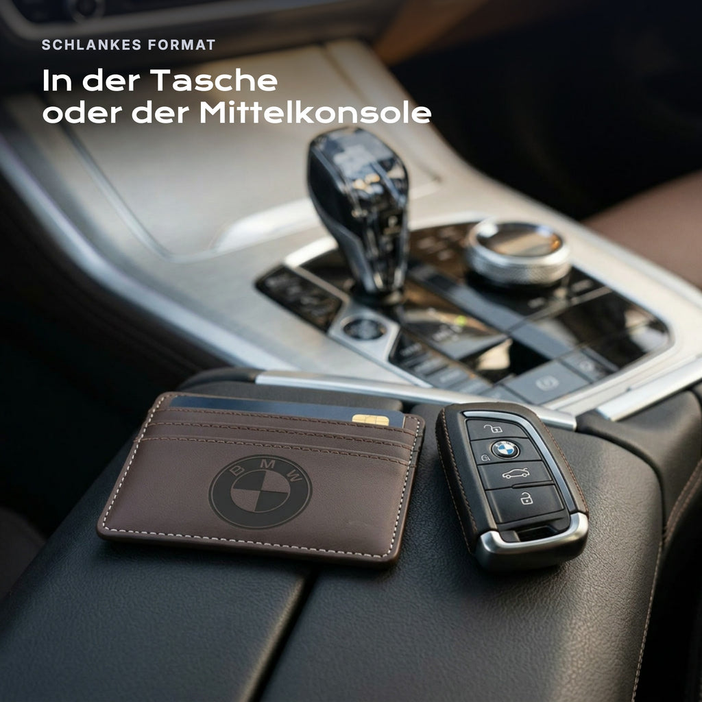 Kartenetui BMW neben einem Schlüssel, schlankes Format