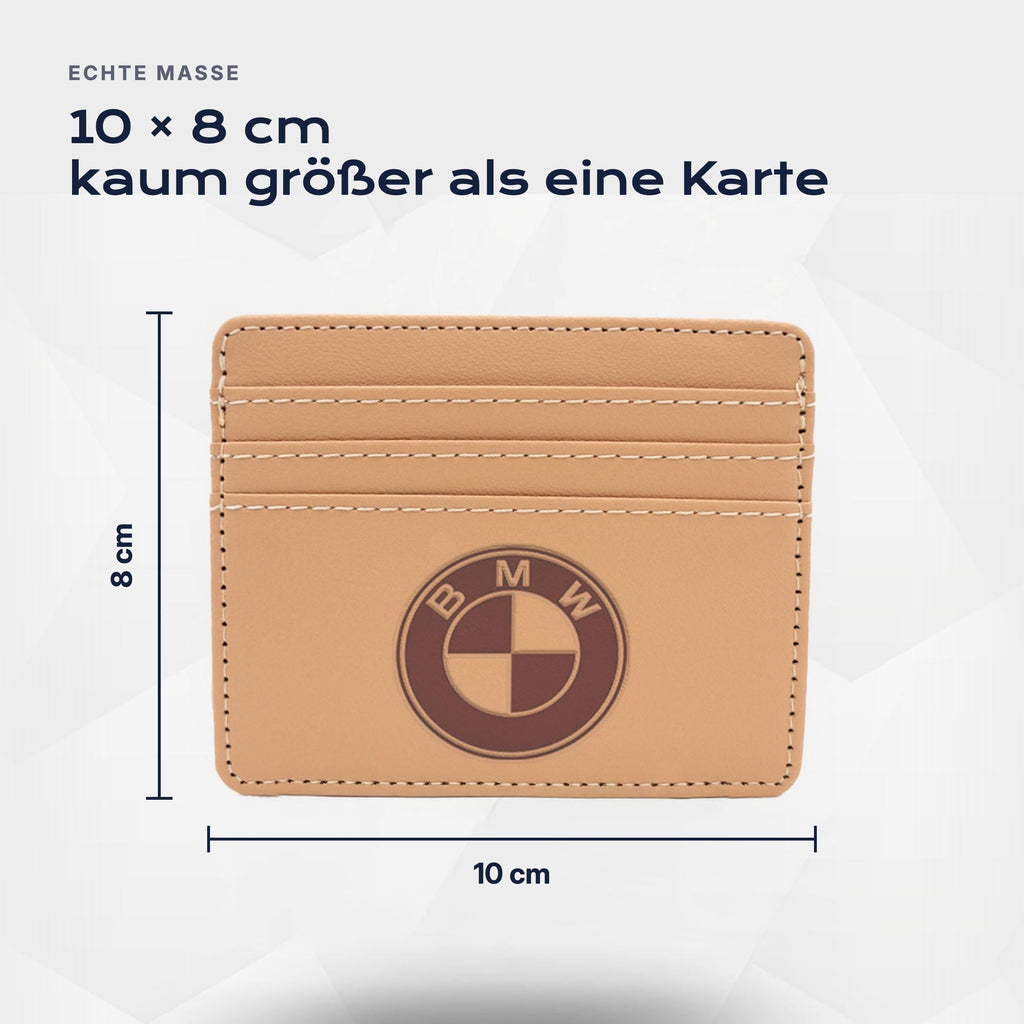 Kartenetui BMW von Atelier Guillot: 10 × 8 cm, kaum größer als eine Karte