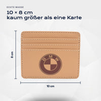 Kartenetui BMW von Atelier Guillot: 10 × 8 cm, kaum größer als eine Karte