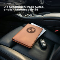 Fahrzeugmappe BMW auf einem Autositz, mit Rechnungen