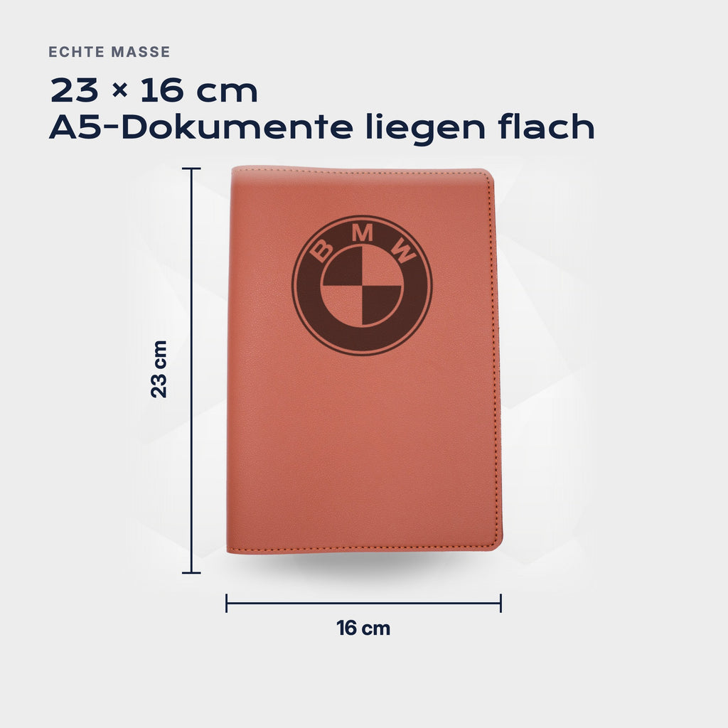 Fahrzeugmappe BMW von Atelier Guillot: 23 × 16 cm, A5-Dokumente liegen flach
