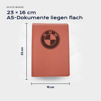 Fahrzeugmappe BMW von Atelier Guillot: 23 × 16 cm, A5-Dokumente liegen flach