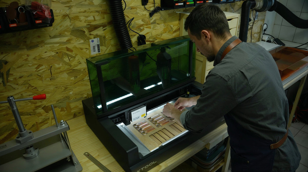 Gravure laser de porte-clés dans l'atelier Atelier Guillot en Bretagne