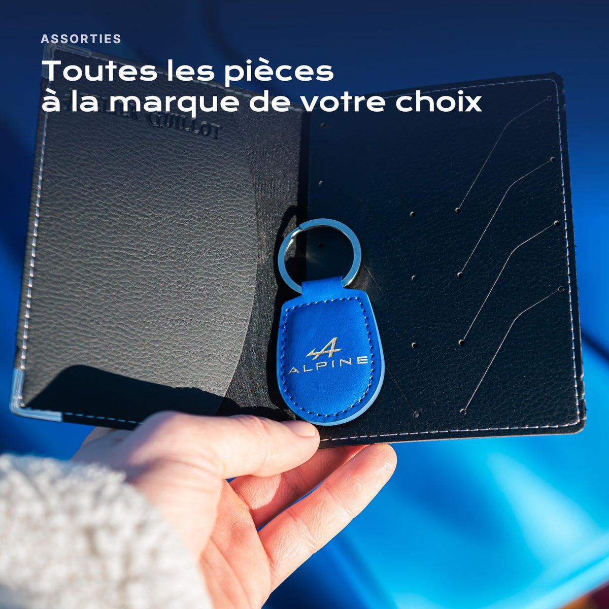 Porte-carte grise et porte-clés assortis tenus en main