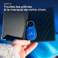 Porte-carte grise et porte-clés assortis tenus en main