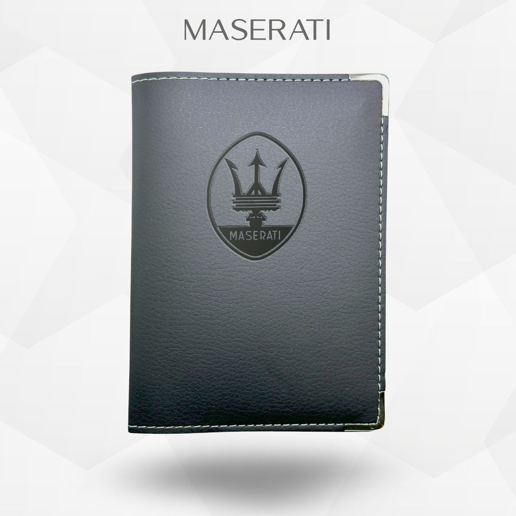 Porte carte grise Maserati – étui simili cuir gravure laser Atelier Guillot