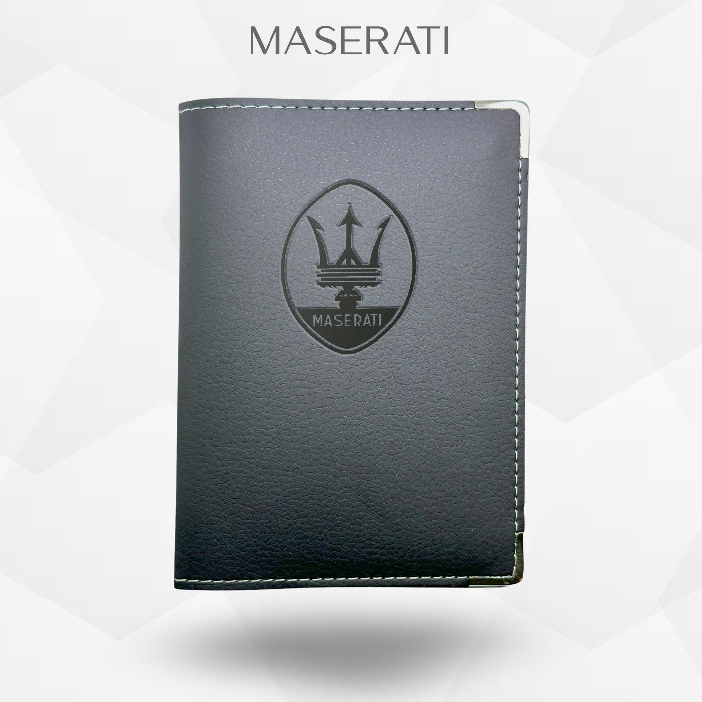 Porte carte grise Maserati – étui simili cuir gravure laser Atelier Guillot
