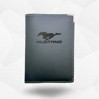 Porte carte grise Mustang – étui simili cuir gravure laser Atelier Guillot