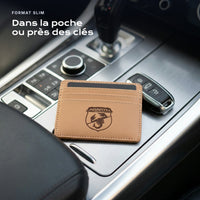 Porte-carte bancaire Abarth près d'une clé, format slim