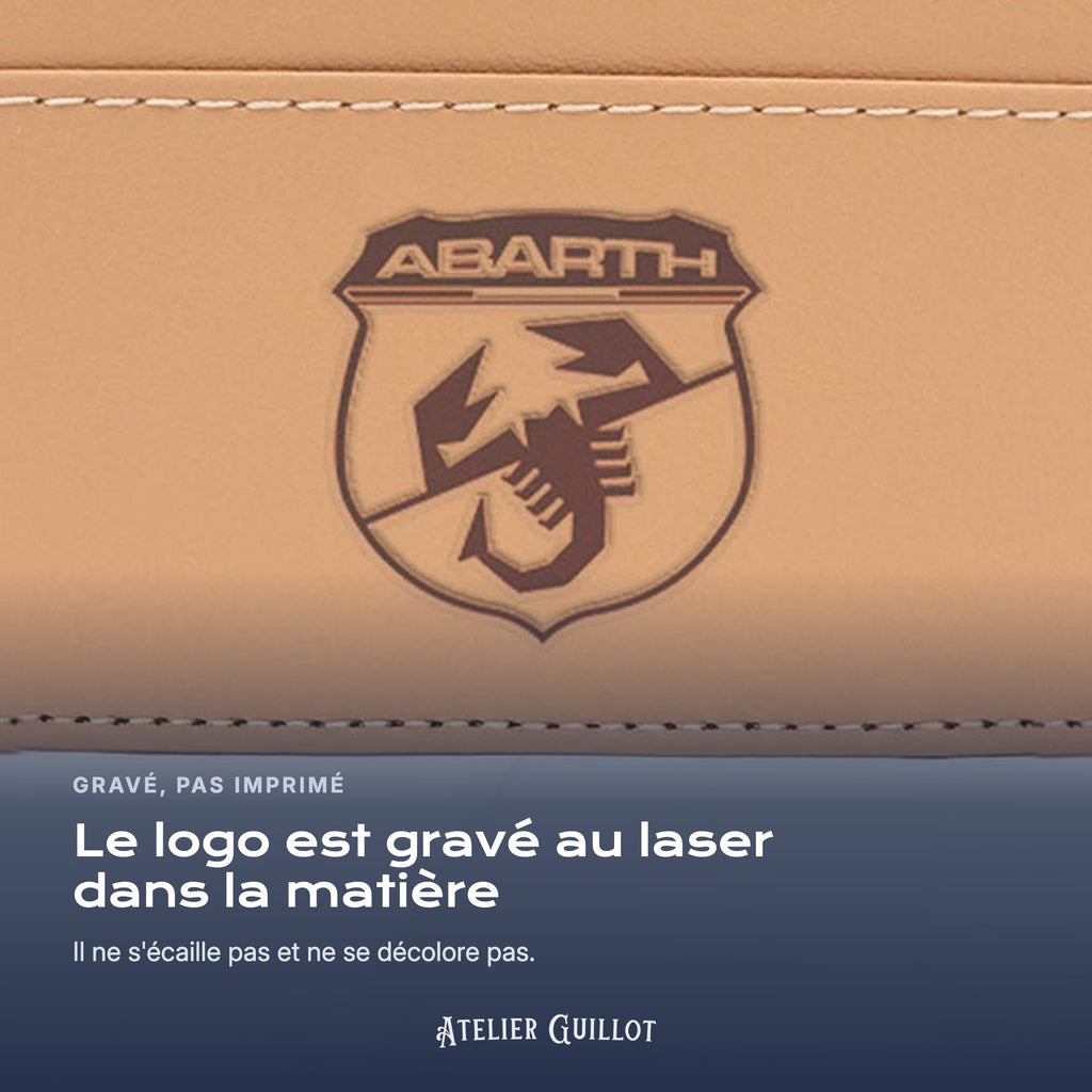 Logo Abarth gravé au laser dans le simili cuir