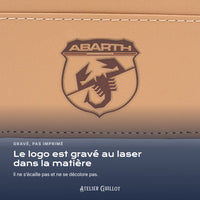 Logo Abarth gravé au laser dans le simili cuir