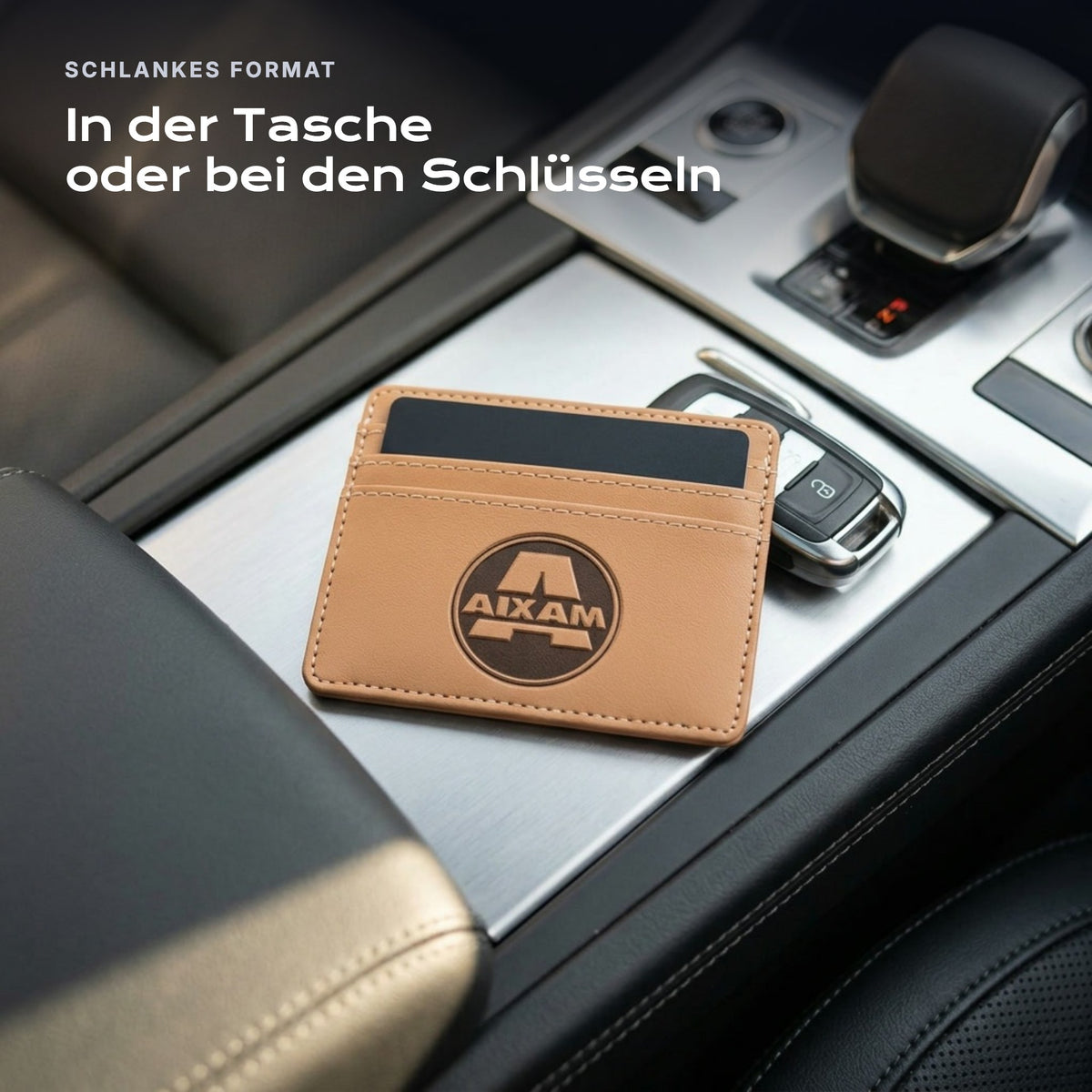 Kartenetui Aixam neben einem Schlüssel, schlankes Format