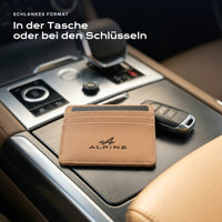 Kartenetui Alpine neben einem Schlüssel, schlankes Format