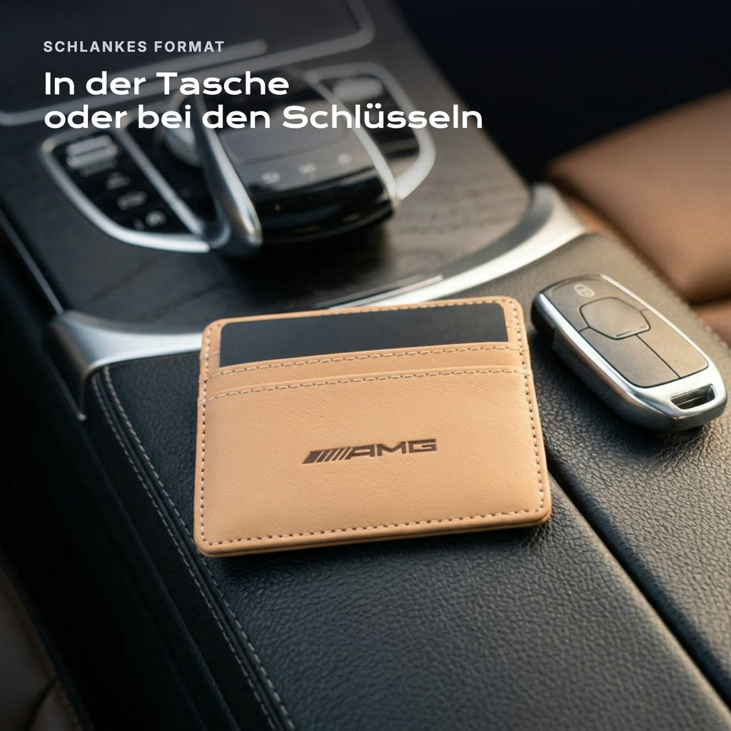 Kartenetui AMG neben einem Schlüssel, schlankes Format