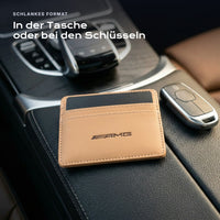 Kartenetui AMG neben einem Schlüssel, schlankes Format