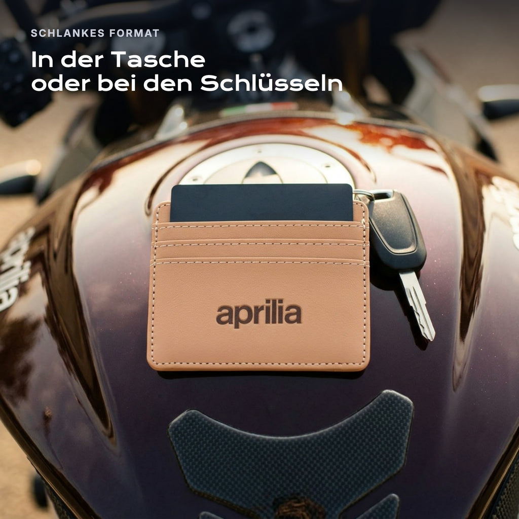 Kartenetui Aprilia neben einem Schlüssel, schlankes Format