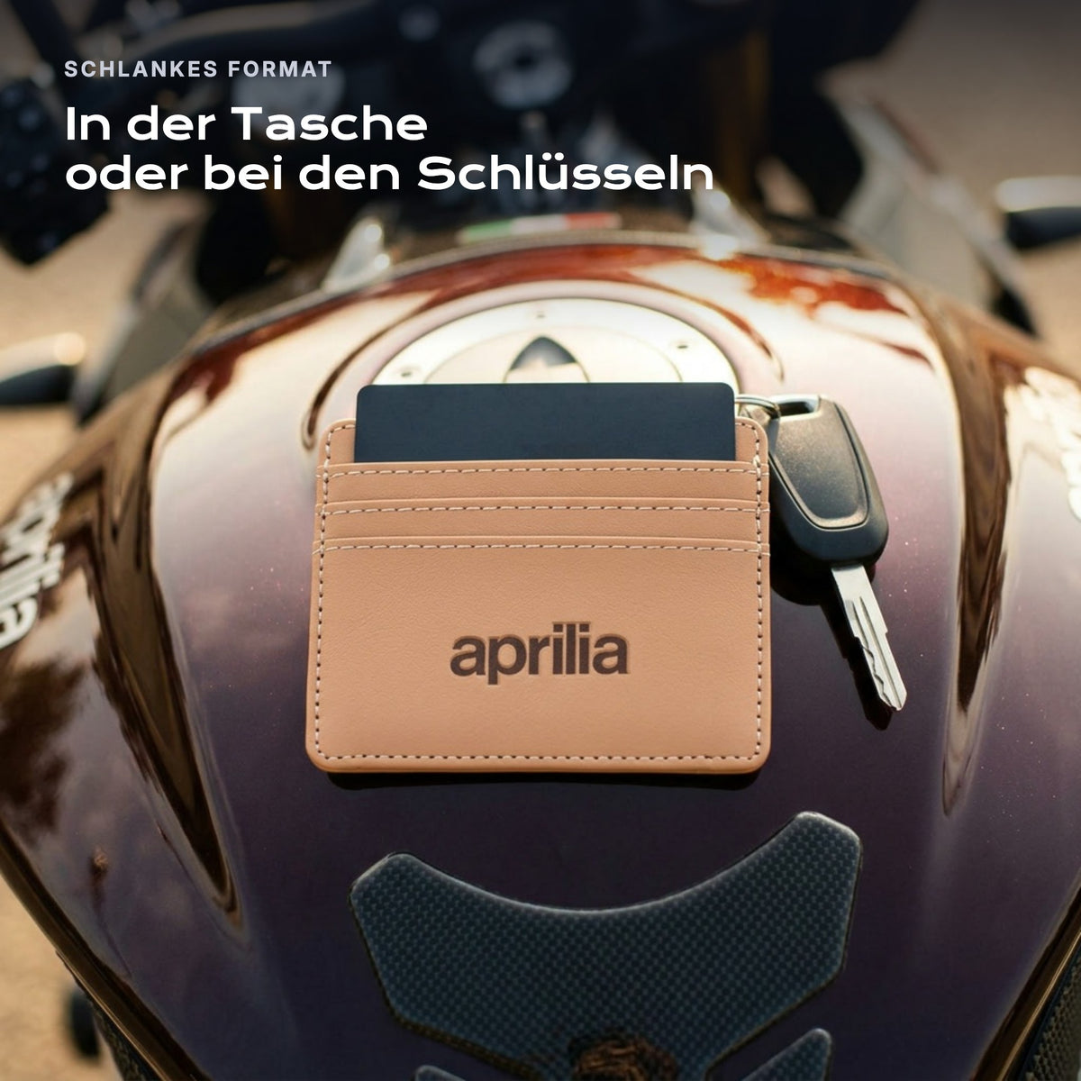 Kartenetui Aprilia neben einem Schlüssel, schlankes Format