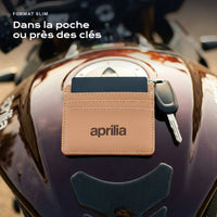 Porte-carte bancaire Aprilia près d'une clé, format slim