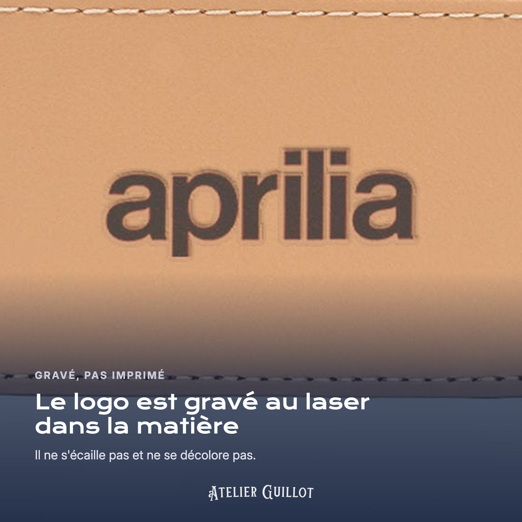 Logo Aprilia gravé au laser dans le simili cuir