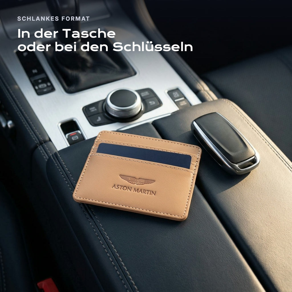 Kartenetui Aston-Martin neben einem Schlüssel, schlankes Format