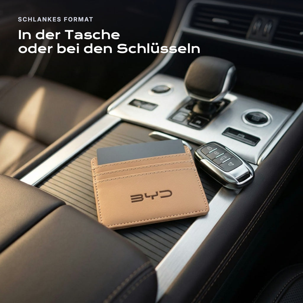 Kartenetui BYD neben einem Schlüssel, schlankes Format