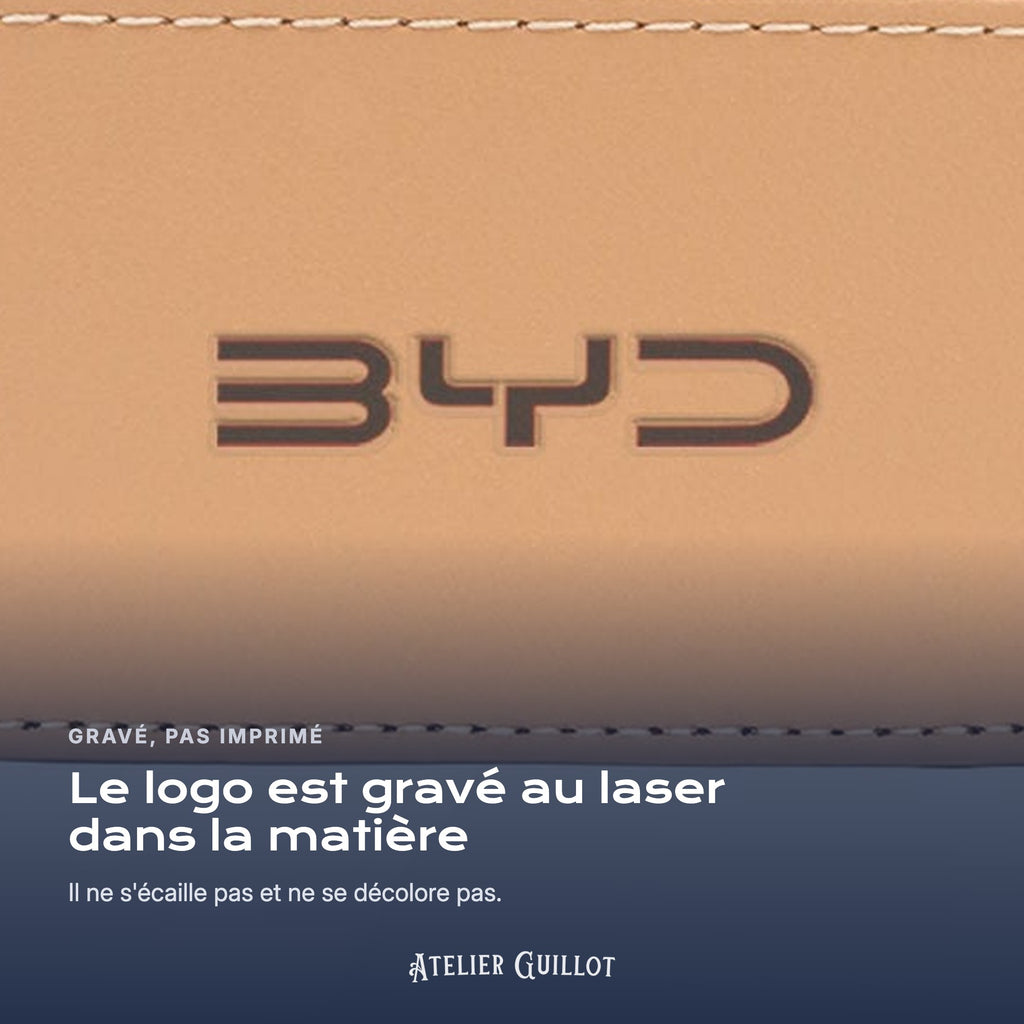 Logo BYD gravé au laser dans le simili cuir
