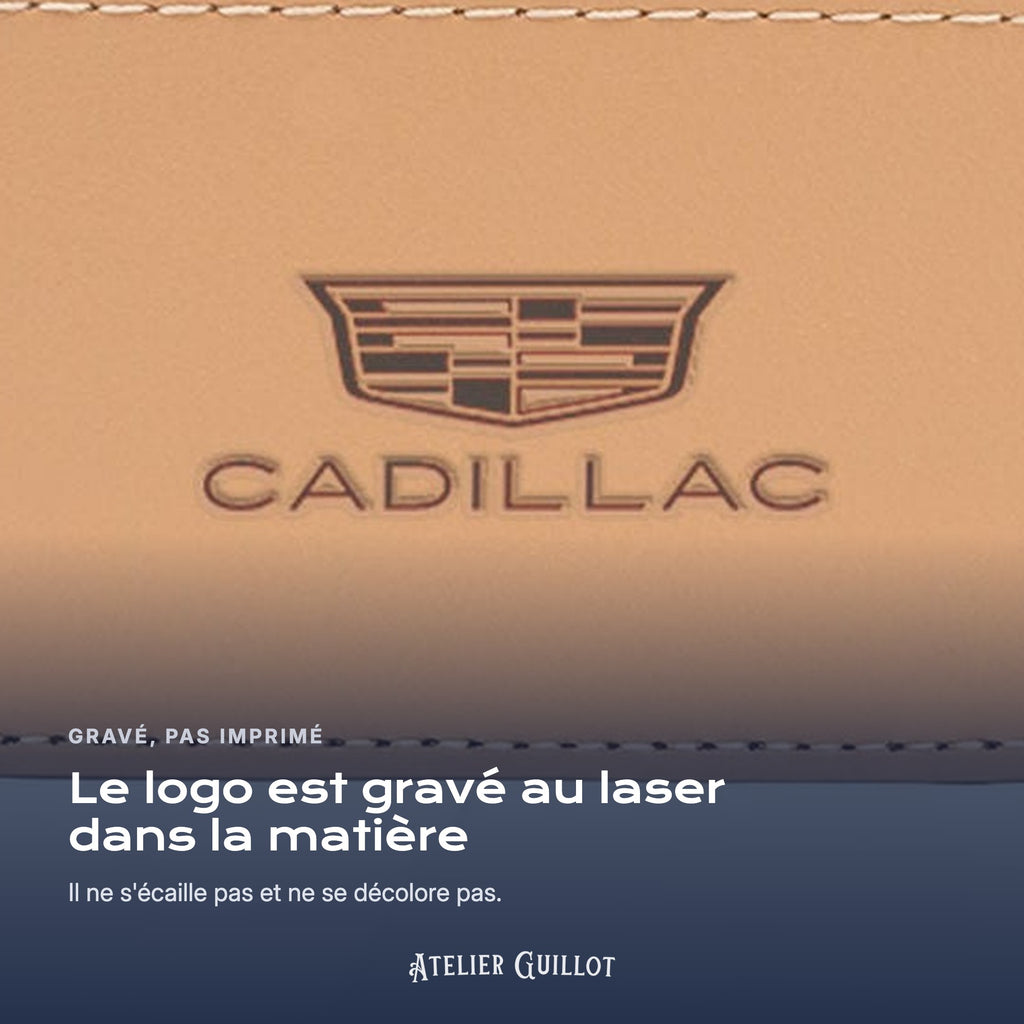 Logo Cadillac gravé au laser dans le simili cuir