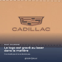 Logo Cadillac gravé au laser dans le simili cuir