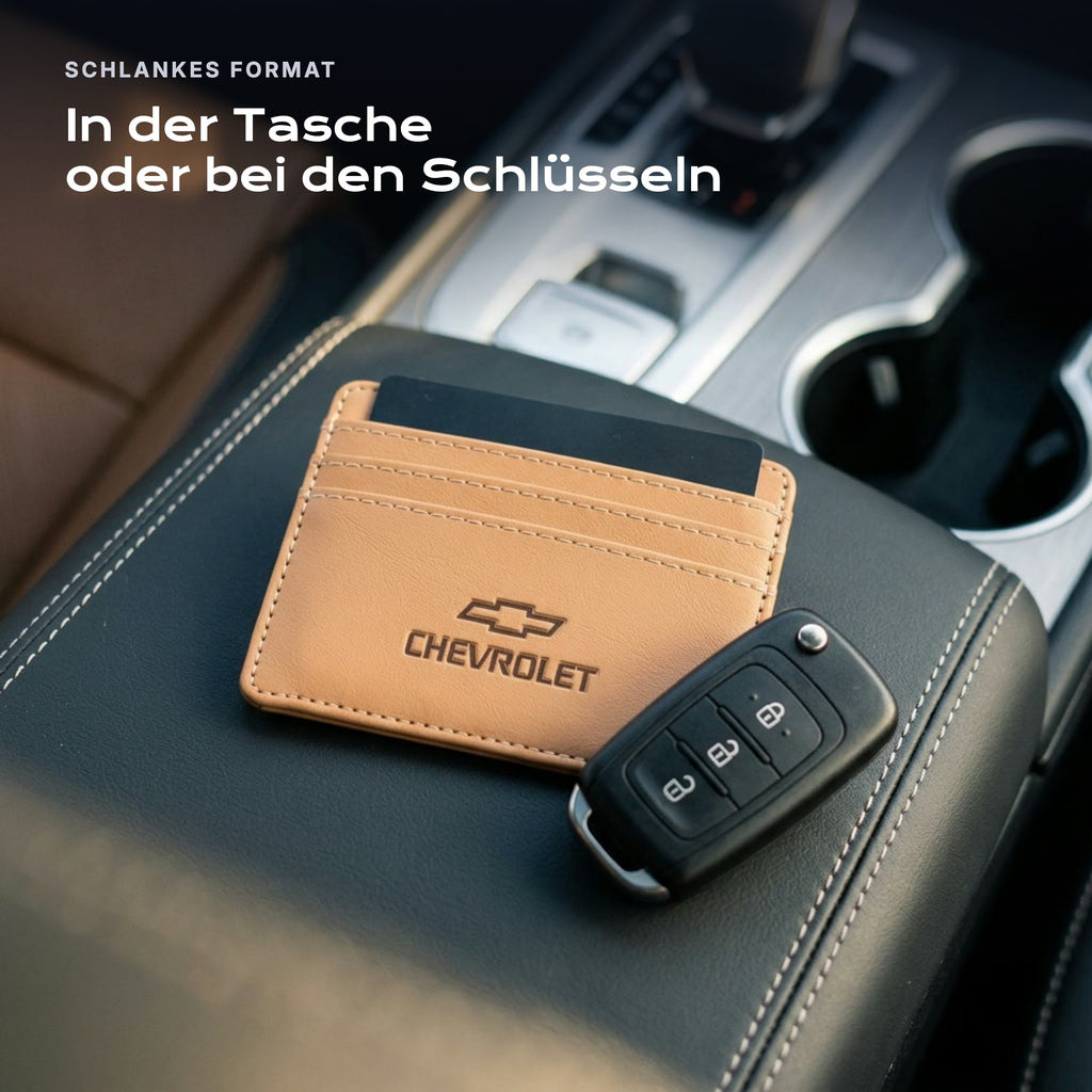 Kartenetui Chevrolet neben einem Schlüssel, schlankes Format