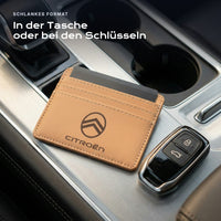 Kartenetui Citroën neben einem Schlüssel, schlankes Format