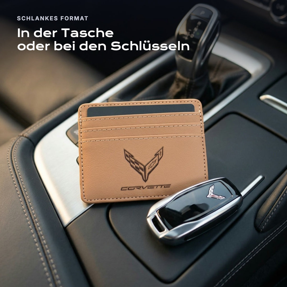 Kartenetui Corvette neben einem Schlüssel, schlankes Format