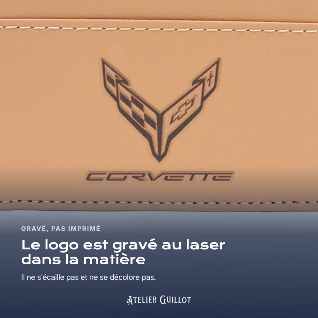 Logo Corvette gravé au laser dans le simili cuir