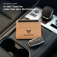 Kartenetui Cupra neben einem Schlüssel, schlankes Format