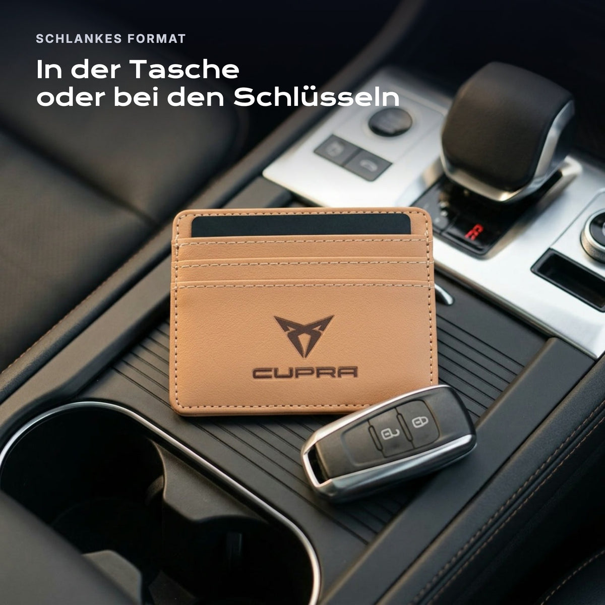 Kartenetui Cupra neben einem Schlüssel, schlankes Format