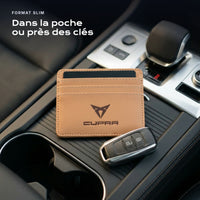 Porte-carte bancaire Cupra près d'une clé, format slim
