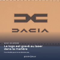 Logo Dacia gravé au laser dans le simili cuir
